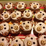 Monkey cupcakes with pretzels, chocolate chips, and peanut butter crackers