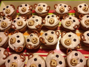 Monkey cupcakes with pretzels, chocolate chips, and peanut butter crackers